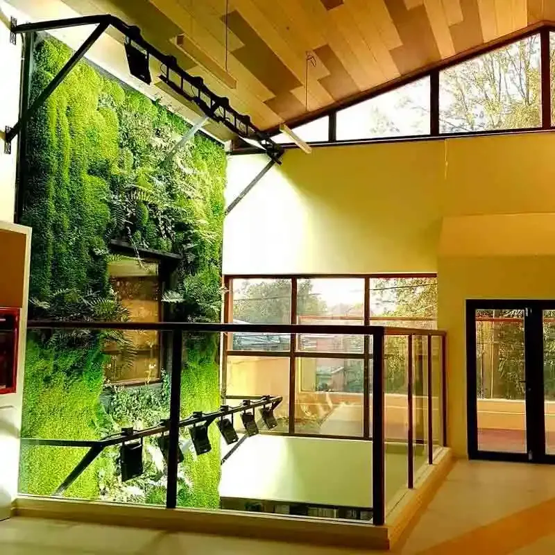 Muro verde interior de doble altura en el Jardín Infantil Capullito de JUNJI