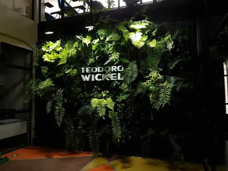 Muro verde con el nombre Teodoro Wickel en el patio interior del centro de formación técnica