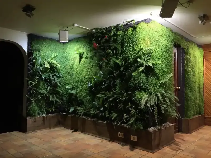 Muro verde interior de gran densidad en la sala de una oficina de ingeniería