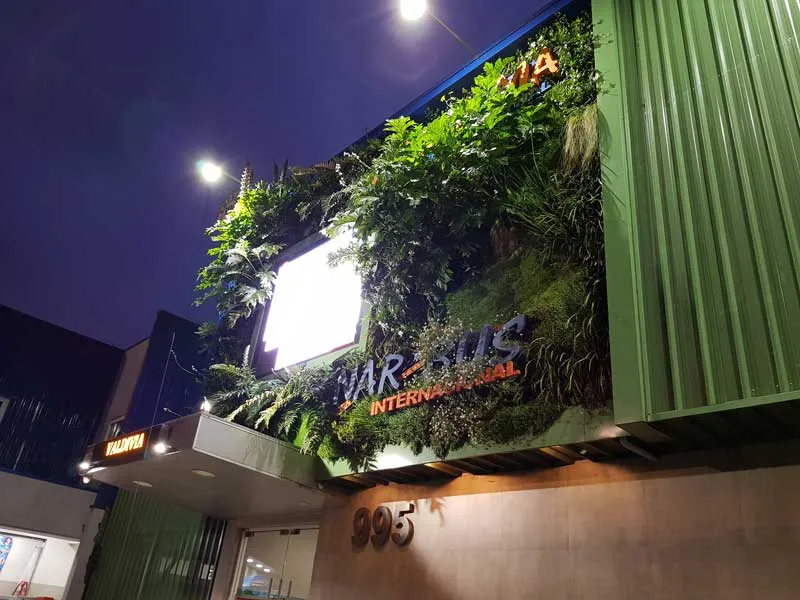 Fachada del terminal NarBus con su jardín vertical