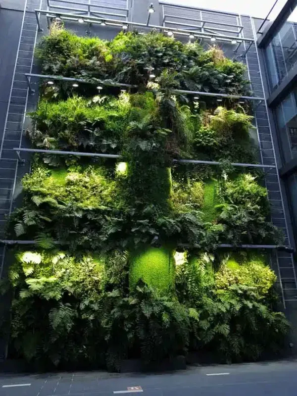 Jardín vertical MINVU Talca de cuatro pisos de altura con iluminación nocturna