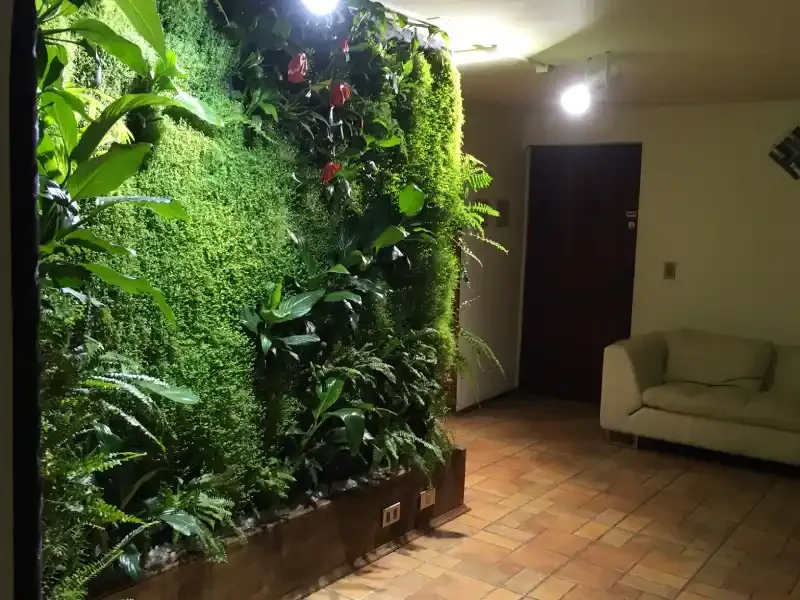 Muro verde con anturios en la recepción de una oficina