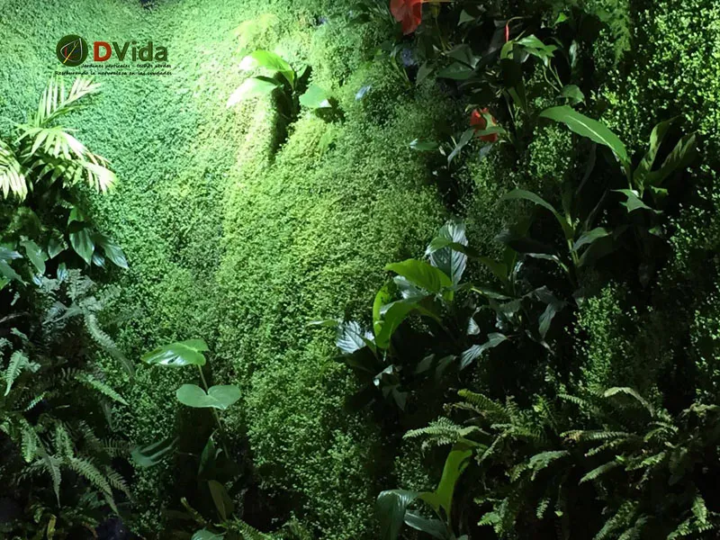 Vegetación exuberante del muro verde de oficina