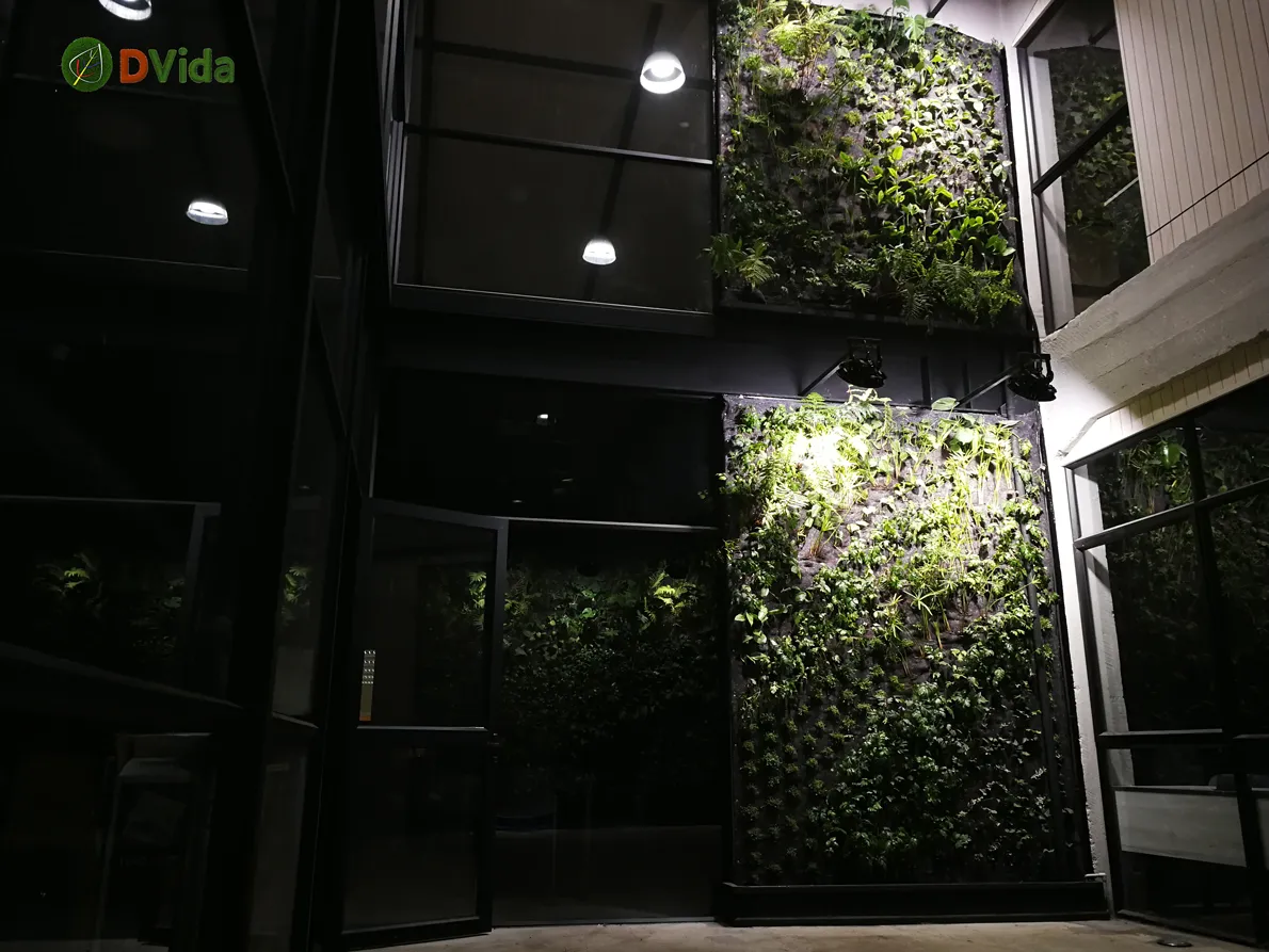 Jardines verticales en el patio interior del centro de formación técnica