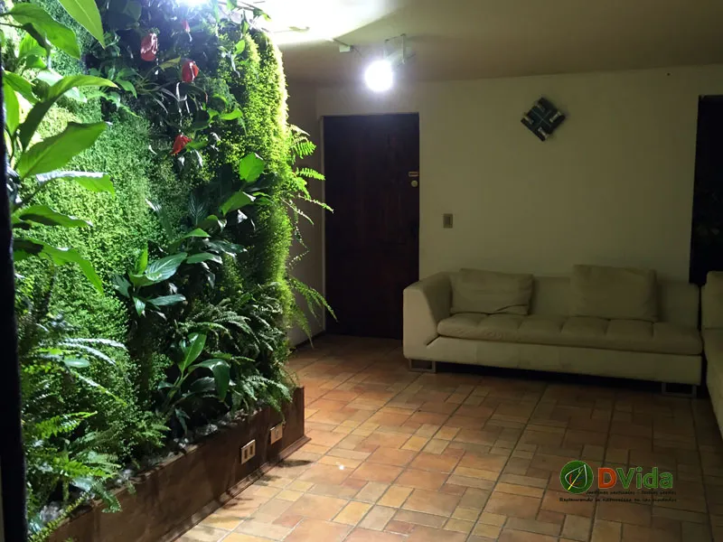 Muro verde junto a un pasillo interior