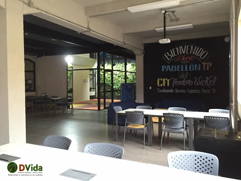 Biblioteca y patio interior con muros verdes en el CFT Teodoro Wickel